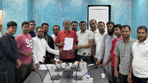 দেবহাটা উপজেলা সমিতির জরুরি মিটিং সম্পন্ন দেবহাটা প্রতিনিধি।। দেবহাটা উপজেলার উন্নয়ন, একতা ও সমৃদ্ধি এই শ্লোগানে ঢাকাস্থ দেবহাটা উপজেলা সমিতির পিকনিক পরবর্তী জরুরি মিটিং সফলভাবে সম্পন্ন হয়েছে। শুক্রবার সকালে সমিতির আহ্বায়ক খাইরুল ইসলাম জীবন এবং সদস্য সচিব তাহাজ্জাত হোসেন হিরুর সঞ্চালনায় এই সভা অনুষ্ঠিত হয়। মিটিংয়ে সমিতির ভবিষ্যৎ পরিকল্পনা, সম্প্রতি গঠিত কমিটির কার্যক্রম এবং দেবহাটার উন্নয়নমূলক কর্মকাণ্ড নিয়ে বিস্তারিত আলোচনা হয়। বিশেষ করে ভাতশালা ও কোমরপুর এলাকায় বাঁধ সংস্কার প্রকল্পের অগ্রগতি নিয়ে আলোচনা করা হয় যেটা ড. মোঃ কামরুজ্জামান, এন.ডি.সি ও অতিরিক্ত সচিবের সহায়তায় শুরু হয়েছে বলে সভায় অবগত করানো হয়। উক্ত এলাকায় স্থায়ী বাধ নির্মানে সম্প্রতি একনেকে পাশ হয়েছে বলে জানা গেছে। সমিতির সদস্যদের সক্রিয় অংশগ্রহণে মিটিংটি ফলপ্রসূ হয়েছে। সবার সম্মিলিত প্রচেষ্টায় দেবহাটা উপজেলার উন্নয়ন ও কল্যাণে সকলে এগিয়ে যাবে এই প্রত্যয়ে সভা শেষ হয়।