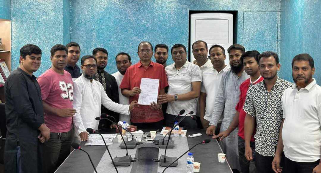দেবহাটা উপজেলা সমিতির জরুরি মিটিং সম্পন্ন দেবহাটা প্রতিনিধি।। দেবহাটা উপজেলার উন্নয়ন, একতা ও সমৃদ্ধি এই শ্লোগানে ঢাকাস্থ দেবহাটা উপজেলা সমিতির পিকনিক পরবর্তী জরুরি মিটিং সফলভাবে সম্পন্ন হয়েছে। শুক্রবার সকালে সমিতির আহ্বায়ক খাইরুল ইসলাম জীবন এবং সদস্য সচিব তাহাজ্জাত হোসেন হিরুর সঞ্চালনায় এই সভা অনুষ্ঠিত হয়। মিটিংয়ে সমিতির ভবিষ্যৎ পরিকল্পনা, সম্প্রতি গঠিত কমিটির কার্যক্রম এবং দেবহাটার উন্নয়নমূলক কর্মকাণ্ড নিয়ে বিস্তারিত আলোচনা হয়। বিশেষ করে ভাতশালা ও কোমরপুর এলাকায় বাঁধ সংস্কার প্রকল্পের অগ্রগতি নিয়ে আলোচনা করা হয় যেটা ড. মোঃ কামরুজ্জামান, এন.ডি.সি ও অতিরিক্ত সচিবের সহায়তায় শুরু হয়েছে বলে সভায় অবগত করানো হয়। উক্ত এলাকায় স্থায়ী বাধ নির্মানে সম্প্রতি একনেকে পাশ হয়েছে বলে জানা গেছে। সমিতির সদস্যদের সক্রিয় অংশগ্রহণে মিটিংটি ফলপ্রসূ হয়েছে। সবার সম্মিলিত প্রচেষ্টায় দেবহাটা উপজেলার উন্নয়ন ও কল্যাণে সকলে এগিয়ে যাবে এই প্রত্যয়ে সভা শেষ হয়।