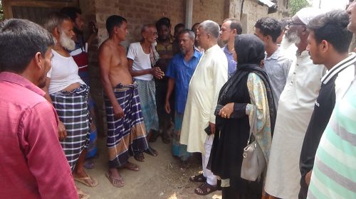 কালাইয়ে বিএনপি মনোনয়ন প্রত্যাশী আব্দুল বারী গণসংযোগ তৌহিদুল ইসলাম তালুকদার লায়নর, স্টাফ-রিপোর্টারঃ জাতীয় সংসদ নির্বাচন’কে সামনে রেখে জয়পুরহাট-২ আসনের বিএনপি’র মনোনয় প্রত্যাশীরা নিজ নিজ এলাকায় সরব হয়ে উঠেছেন। এলাকার বিভিন্ন সামাজিক ও ধর্মীয় অনুষ্ঠানে উপস্থিত হয়ে কুশল বিনিময় করছেন তাঁরা। এই নির্বাচনকে কেন্দ্র করে আগাম গণসংযোগ, উঠান বৈঠক ও প্রচারণায় নেমেছেন জয়পুরহাটের-২ আসনের বিএনপি’র মনোনয় প্রত্যাশী সাবেক সচিব মো. আব্দুল বারী। সোমবার দিনব্যাপী জয়পুরহাটের কালাই উপজেলার উদয়পুর, মোসলেমগঞ্জ, বিনইল, টাকাহুত, নুনূজ, দুধাইল, মান্দাইসহ প্রায় ১১টি গ্রাম ও হাট বাজারে ব্যাপক গণসংযোগ, উঠান বৈঠক ও প্রচারণায় করেন মো. আব্দুল বারী। তিনি স্বাধীনতার ঘোষক শহীদ প্রেসিডেন্ট জিয়াউর রহমান বীর উত্তম-এর আদর্শে বিশ্বাসী, বিএনপি’র চেয়ারপারসন সাবেক প্রধানমন্ত্রী বেগম খালেদা জিয়া ও বিএনপি'র ভারপ্রাপ্ত চেয়ারম্যান তারেক রহমানের বিশ্বস্ত, একান্ত আস্থাভাজন ও বিএনপি প্রতিষ্ঠার শুরুর সময়ের সদস্য, সাবেক গ্রাম সরকার প্রধান, রাজশাহী বিশ্ববিদ্যালয়ের হবিবর রহমান হলের ছাত্র সংসদের নির্বাচিত সাবেক সহ-ক্রিয়া সম্পাদক, বিএনপি’র চেয়ারপারসন কার্যালয়ের পরিচালক এডমিন, বাংলাদেশ অ্যাডমিনিস্ট্রেটিভ সার্ভিস এসোসিয়েশনের সাবেক মহাসচিব, ঢাকা জেলার সাবেক ডিসি, ঢাকা বিভাগীয় সাবেক কমিশনার, সাবেক সচিব আগামী জাতীয় সংসদ সদস্য নির্বাচনে জয়পুরহাট-২ (কালাই, ক্ষেতলাল, আক্কেলপুর-৩৫ নং) আসনে বিএনপি'র মনোনয়ন প্রত্যাশী। জানা যায়, কালাই উপজেলার মাত্রাই ইউনিয়নের বলি-শিবসমুদ্র শগনা গ্রাম থেকে মো. আব্দুল বারী কার ও শতাধিক মোটরসাইকেলের বহর নিয়ে উপজেলার উদয়পুর, মোসলেমগঞ্জ, বিনইল, টাকাহুত, নুনূজ, দুধাইল, মান্দাইসহ প্রায় ১১টি গ্রাম ও বিভিন্ন হাট-বাজারে গণসংযোগে যান সাবেক সচিব মো. আব্দুল বারী। এইসময় তার সাথে প্রচার প্রচারণায় অংশ নিয়েছেন কালাই উপজেলার বিএনপি ও এর সহযোগী অঙ্গসংগঠনের হাজারো নেতাকর্মীরা। ওই ইউনিয়নে ব্যাপক গণসংযোগ ও উঠান বৈঠক করেন তিনি। তার উপস্থিতিতে এলাকার উৎসুক জনতার ঢল নামে। দলীয় নেতাকর্মীদের মাঝেও প্রাণচাঞ্চল্য দেখা যায়। গনসংযোগ ও উঠান বৈঠককালে বিএনপি'র ভারপ্রাপ্ত চেয়ারম্যান তারেক রহমানের ৩১ দফা- ‘উন্নয়ন ও সমৃদ্ধির ভিত্তিমূল তুলে ধরে আগামী সংসদ নির্বাচনে ধানের শীষ প্রতীকে ভোট দেওয়ার আহবান জানান জয়পুরহাটের-২ আসনের বিএনপি’র মনোনয় প্রত্যাশী সাবেক সচিব মো. আব্দুল বারী। এ সময় অন্যান্যের মধ্যে কালাই উপজেলার উদয়পুর ইউনিয়ন বিএনপি’র যুগ্ম আহবায়ক সহকারী অধ্যপক মো. আব্দুল আলীম, বীর মুক্তিযোদ্ধা মো. মতিন সরকার, উদয়পুর ইউনিয়ন বিএনপি’র সাবেক সাধারণ সম্পাদক মোহাম্মদ আলী, কেন্দ্রীয় যুবদলের নেতা মেহেদী হাসান, কালাই উপজেলার কৃষক দলের সাবেক আহবায়ক জিএম বাবলু, উদয়পুর ইউনিয়ন বিএনপি’র আহবায়ক কমিটির সদস্য মো. রুহুল আলিম, মো. মাহবুবুর রহমান ও উদয়পুর ইউনিয়ন ছাত্রদলের সভাপতি মো. আব্দুল মমিনসহ হাজারো দলীয় নেতাকর্মীরা গণসংযোগে অংশ নেন।
