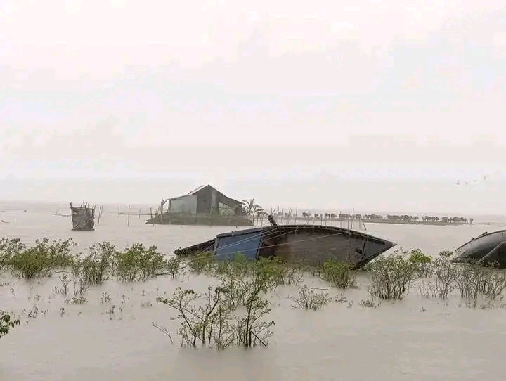 মনপুরায় ঘূর্ণিঝড় শক্তির প্রভাবে নিম্ন অঞ্চল প্লাবিত -পানিবন্দি ও সর্বশান্ত হাজারো পরিবার