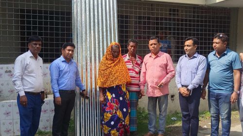 দেবহাটায় আগুনে পোড়া পরিবারকে টিন প্রদান